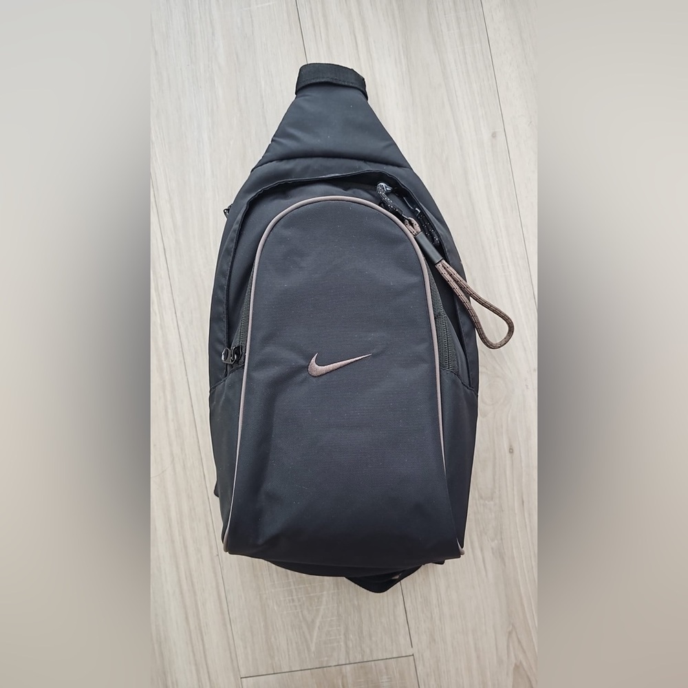 Nike Essential sportswear sling bag